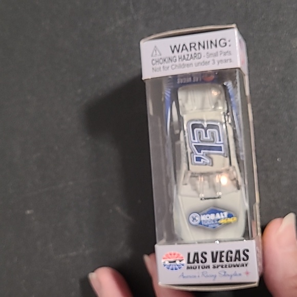 2013 Las Vegas Motor Speedway Kobalt Tools 400 Matchbox Car in Box - Picture 2 of 7